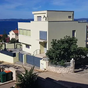 https://yellow-cube.hotelinzadar.com